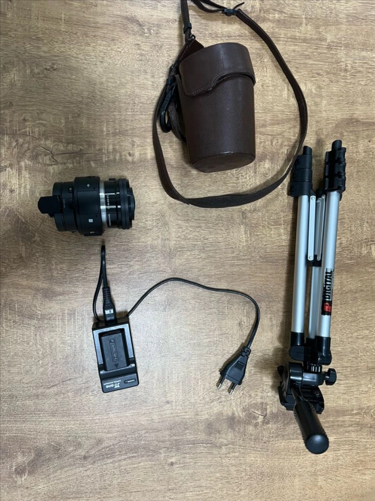 ILCE-QX1 카메라 렌즈 포함 판매합니다. 이미지