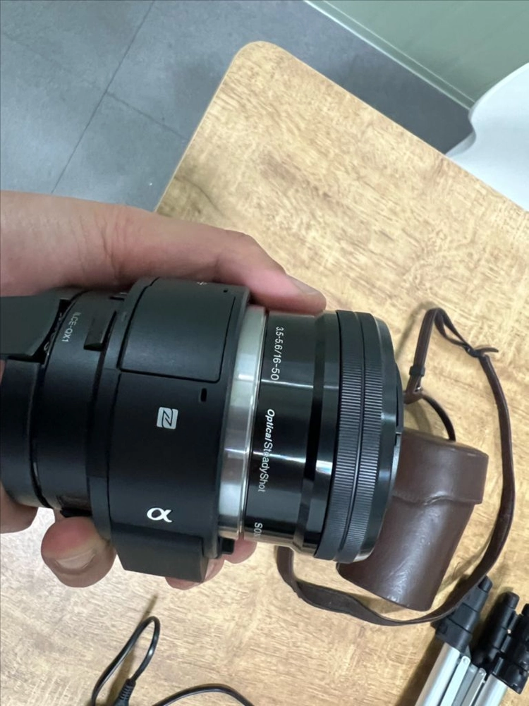 ILCE-QX1 카메라 렌즈 포함 판매합니다. 이미지