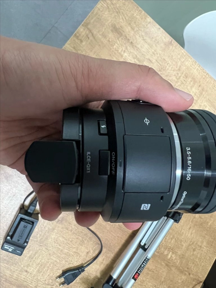 ILCE-QX1 카메라 렌즈 포함 판매합니다. 이미지
