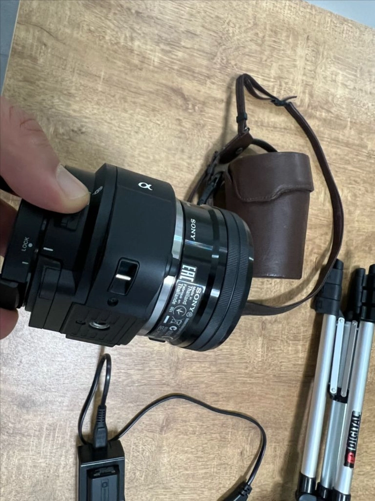 ILCE-QX1 카메라 렌즈 포함 판매합니다. 이미지