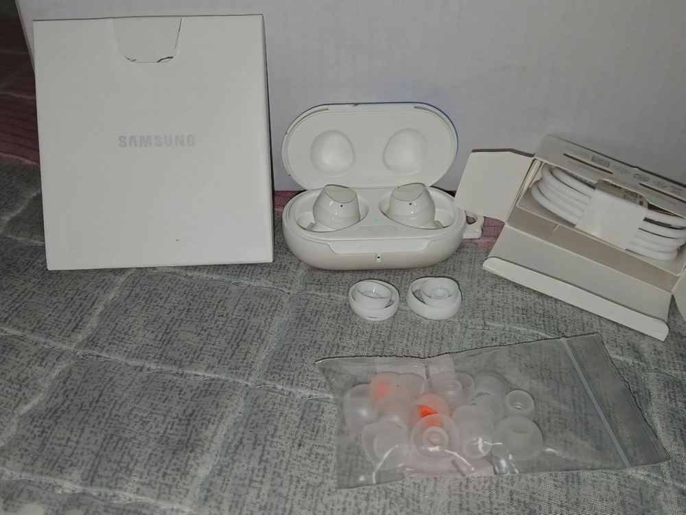 삼성 갤럭시 버즈 플러스 화이트 이미지