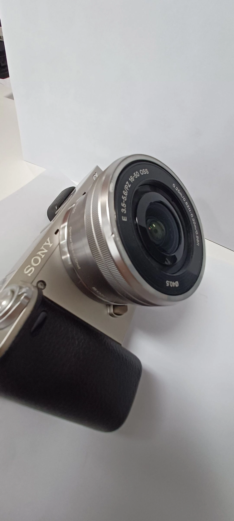 (전시중고) 소니미러리스카메라 A6000 + 16-50mm / ILCE-6000L 실버, 베터리(FW50)미포함 이미지