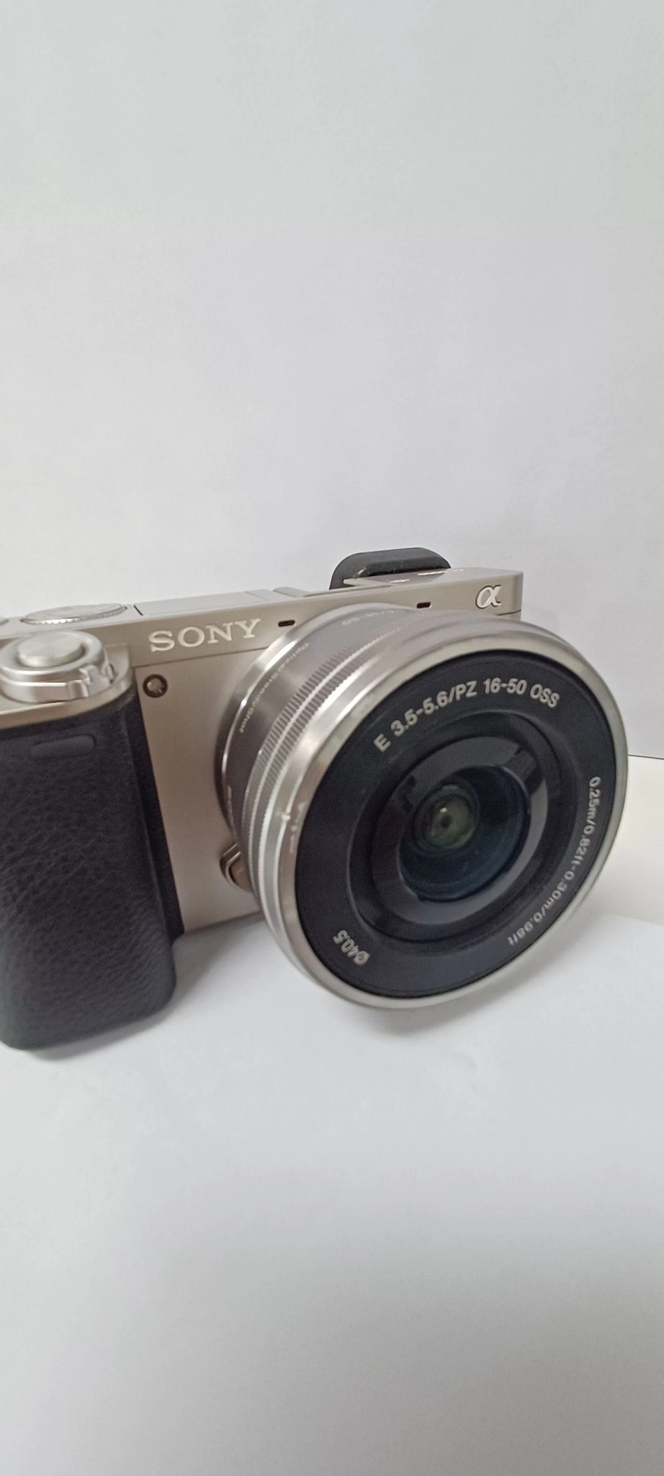 (전시중고) 소니미러리스카메라 A6000 + 16-50mm / ILCE-6000L 실버, 베터리(FW50)미포함 이미지