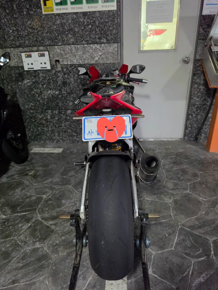 아프릴리아 RSV4 Factory버전 팝니다 이미지