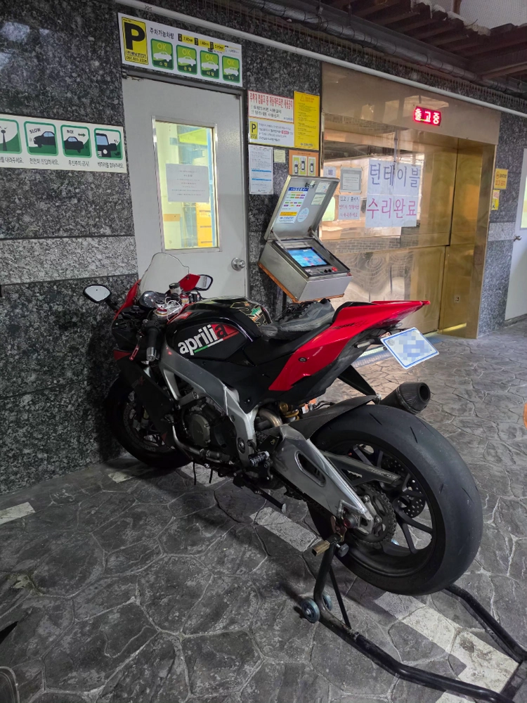 아프릴리아 RSV4 Factory버전 팝니다 이미지