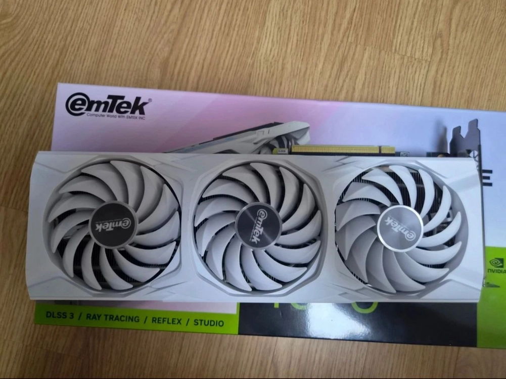이엠텍 RTX 4070 Ti SUPER 16GB 미라클 화이트 - 안심되는 중고거래