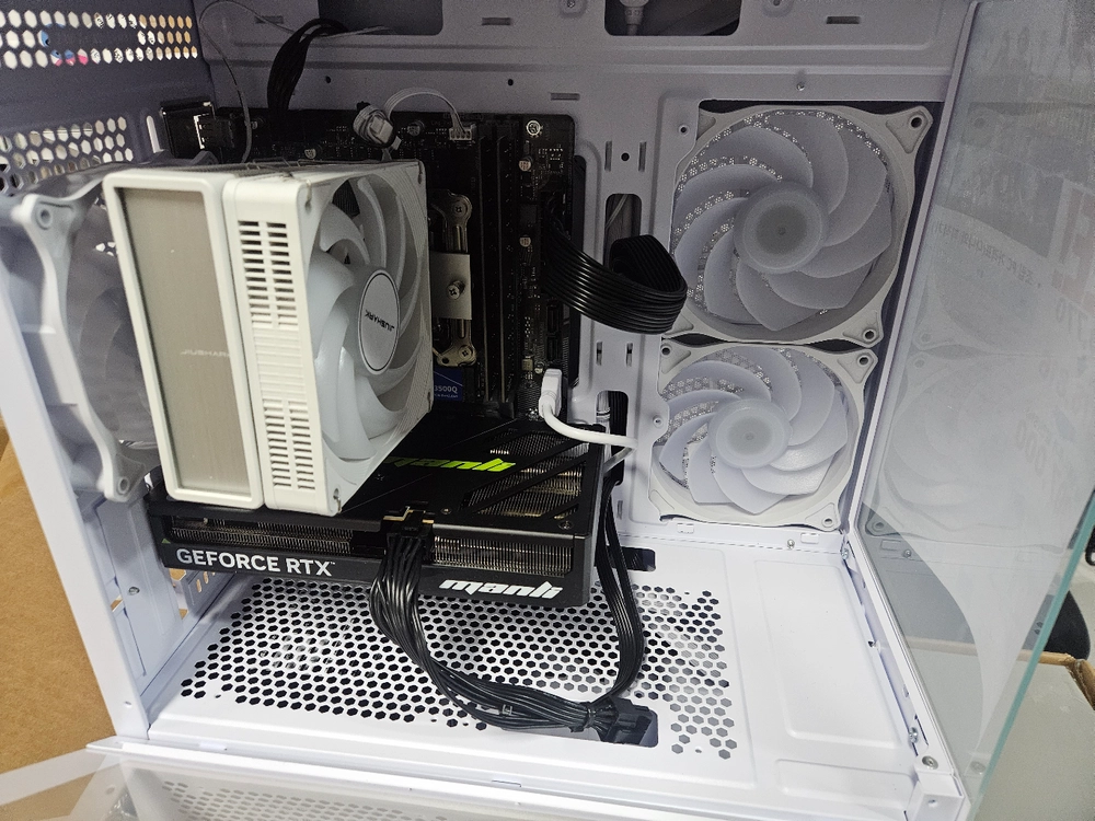 RTX 5060 탑재 화이트 게이밍 PC 이미지