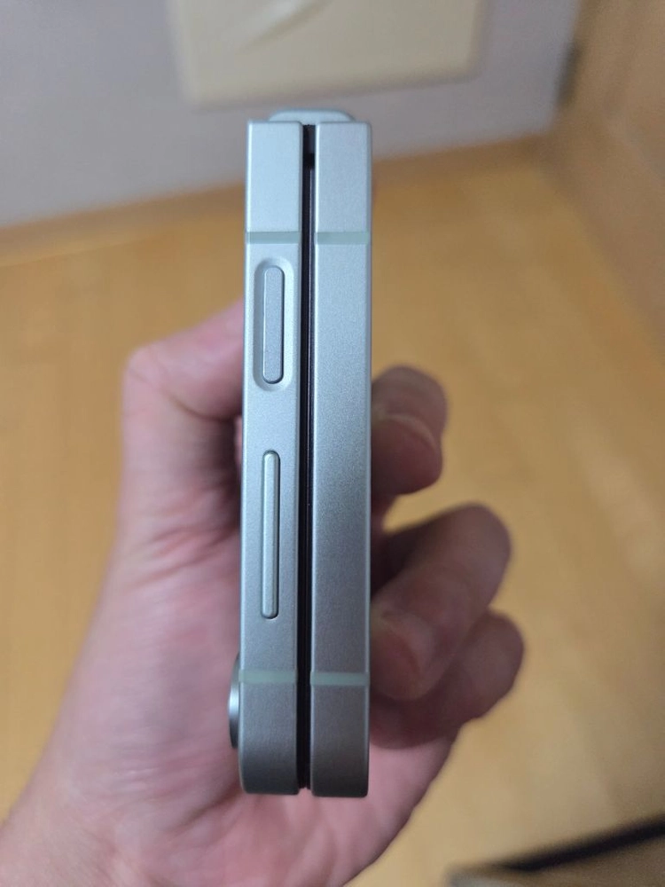 갤럭시 Z 플립6 민트 256GB 풀박스 / 내부액정 신품 교체 이미지