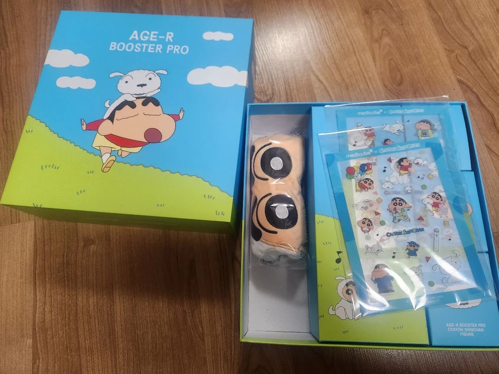 메디큐브 에이지알 부스터프로 짱구에디션 새상품 이미지