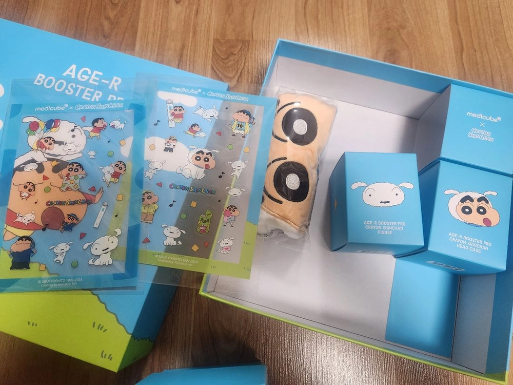 메디큐브 에이지알 부스터프로 짱구에디션 새상품 이미지