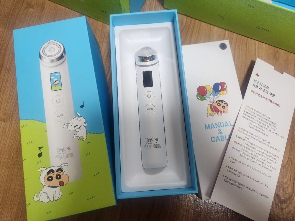 메디큐브 에이지알 부스터프로 짱구에디션 새상품 이미지