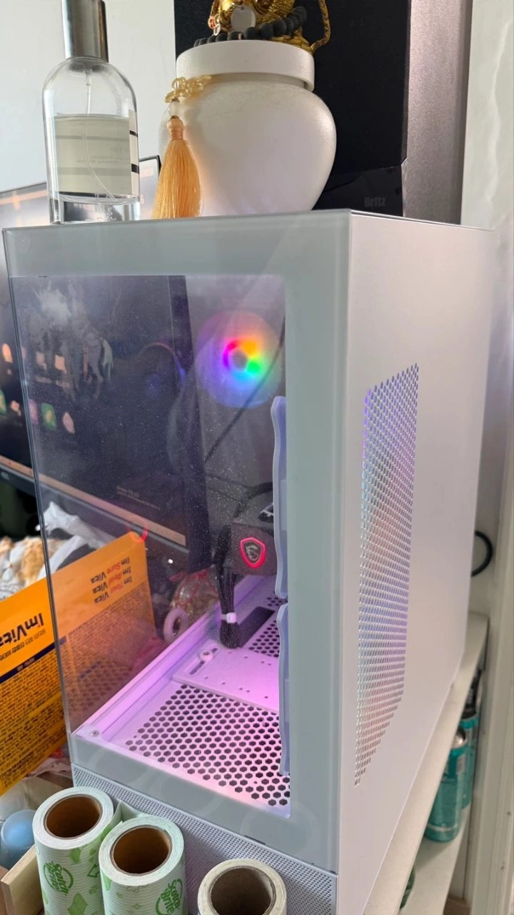 amd 7700x rtx 5060ti 화이트 게이밍 pc 이미지