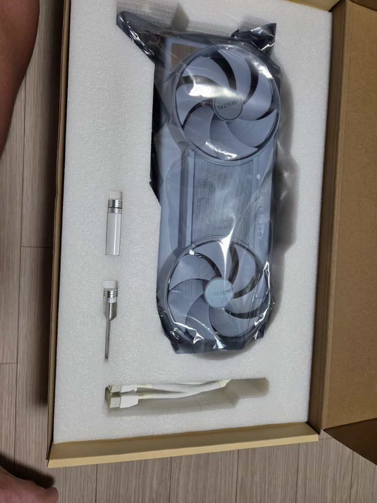 기가바이트 어로스 RTX 5080 인피니티 우드 팝니다. 이미지