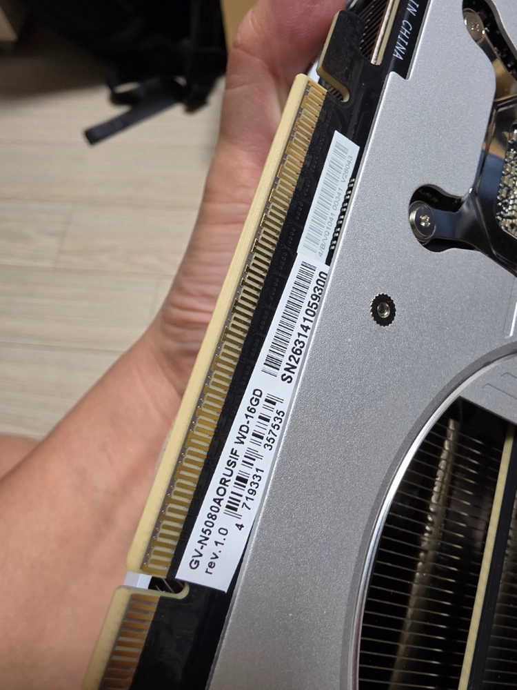 기가바이트 어로스 RTX 5080 인피니티 우드 팝니다. 이미지