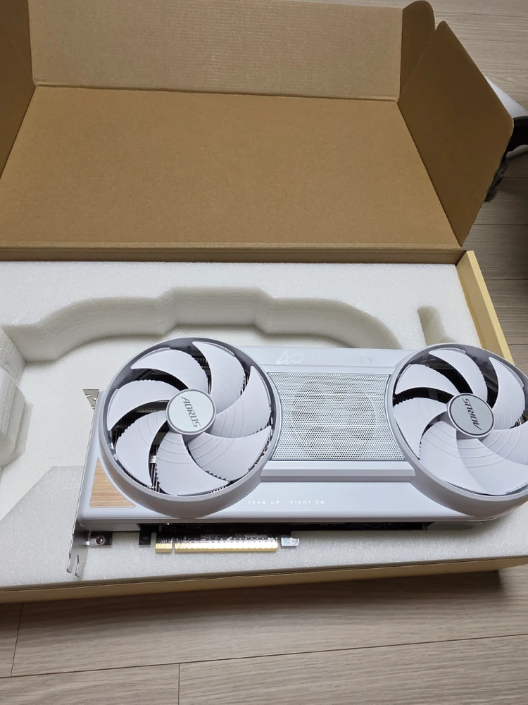 기가바이트 어로스 RTX 5080 인피니티 우드 팝니다. 이미지
