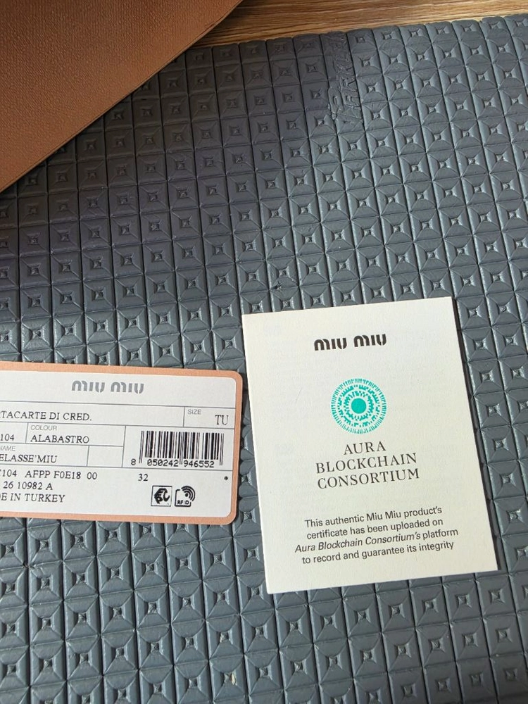 미우미우 카드홀더 이미지