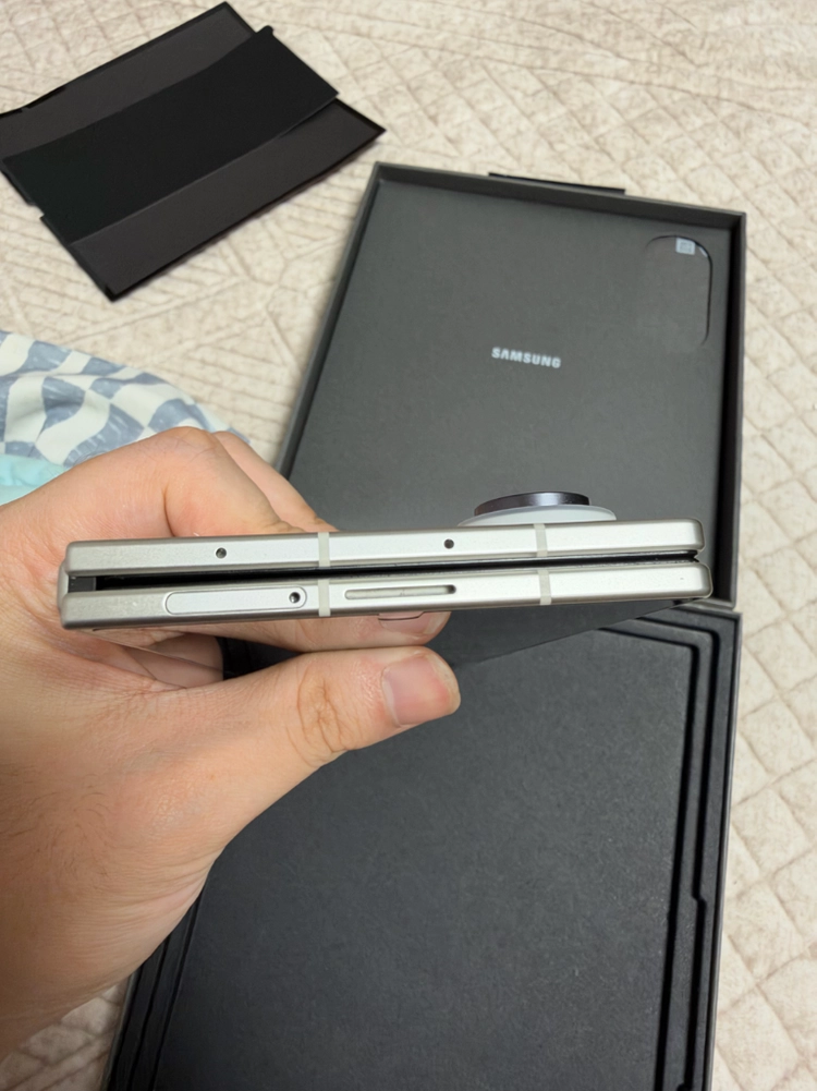갤럭시 Z폴드8 울트라 크림색상 256GB 자급제 모델 판매합니다 이미지