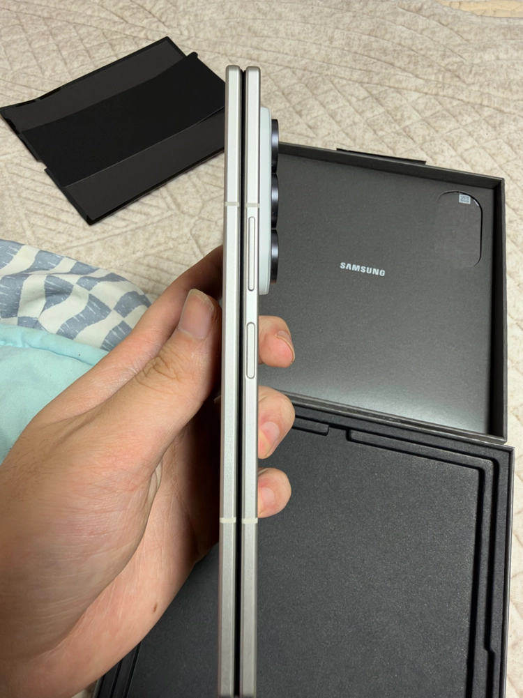 갤럭시 Z폴드8 울트라 크림색상 256GB 자급제 모델 판매합니다 이미지