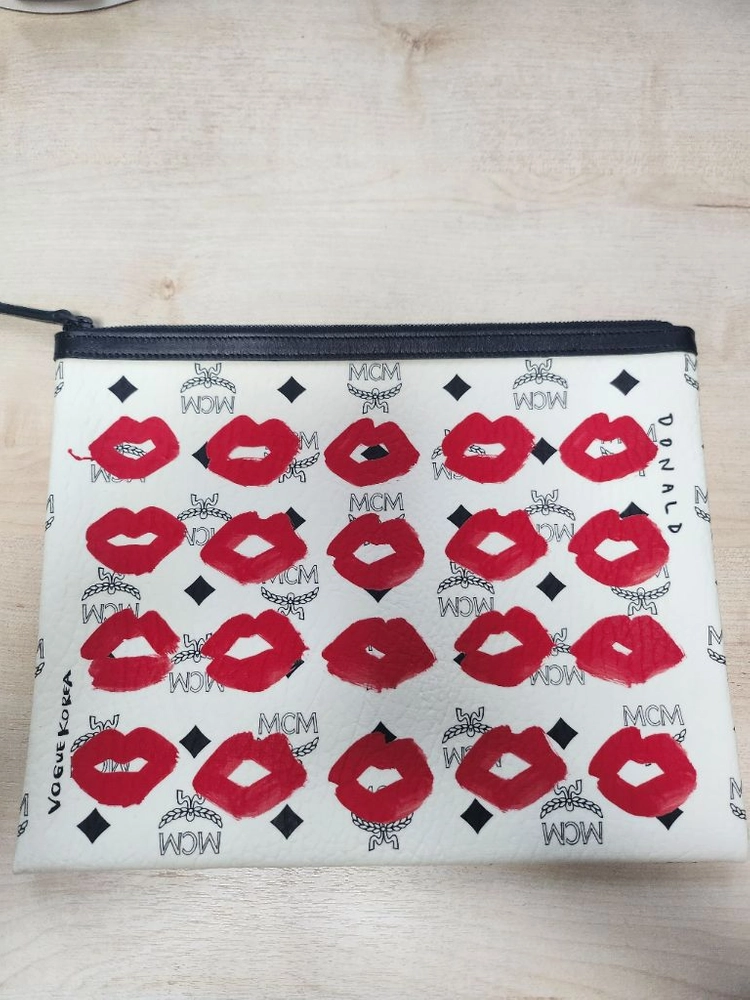 [한정판] MCM x 보그 코리아 콜라보 키스마크 비세토스 클러치백 이미지