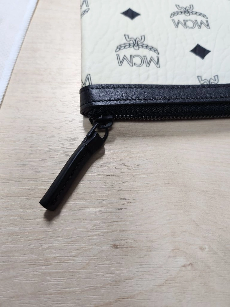 [한정판] MCM x 보그 코리아 콜라보 키스마크 비세토스 클러치백 이미지