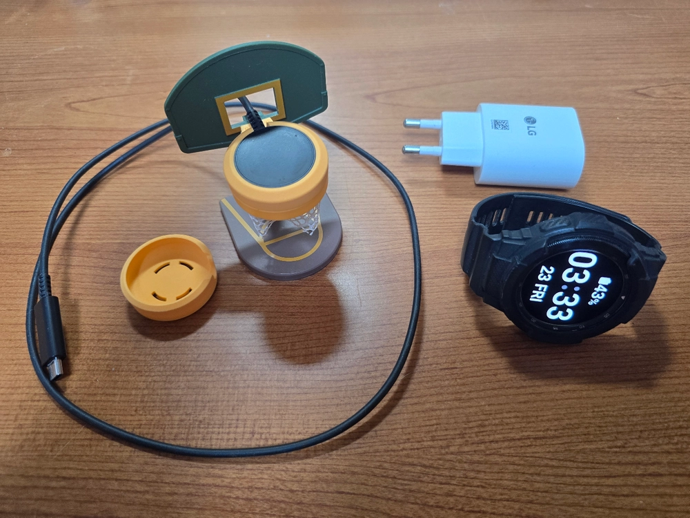 갤럭시 워치4 클래식 46mm 블랙 + 농구골대 거치대 & 충전기 풀세트 판매합니다. 이미지