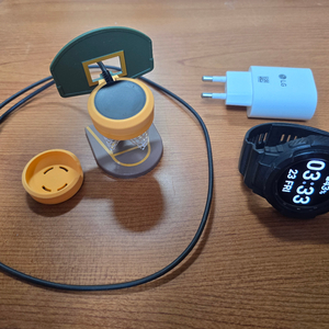 갤럭시 워치4 클래식 46mm 블랙 + 농구골대 거치대 & 충전기 풀세트 판매합니다. 이미지