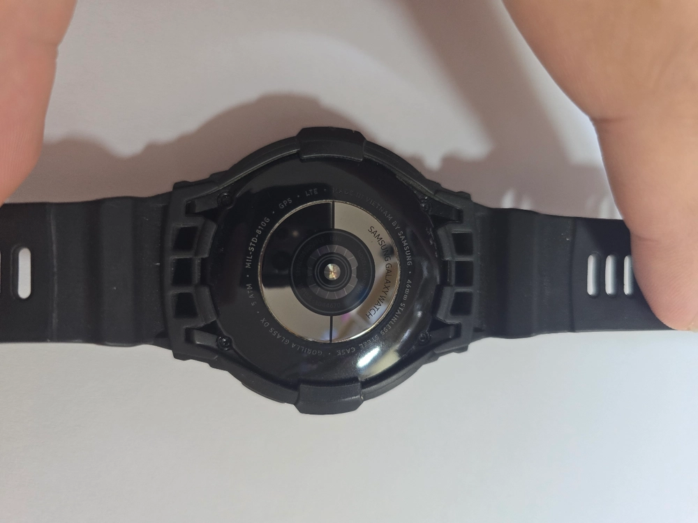 갤럭시 워치4 클래식 46mm 블랙 + 농구골대 거치대 & 충전기 풀세트 판매합니다. 이미지