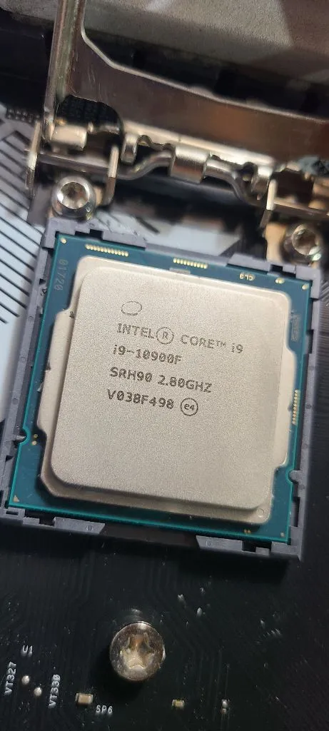 인텔 코어 i9 10900F CPU 이미지