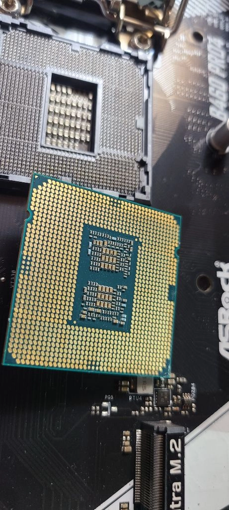 인텔 코어 i9 10900F CPU 이미지