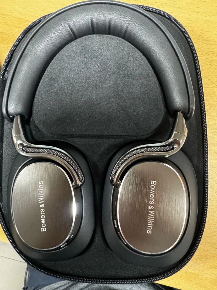 바워스앤윌킨스(Bowers & Wilkins) PX8 S2 헤드셋 판매합니다. 이미지