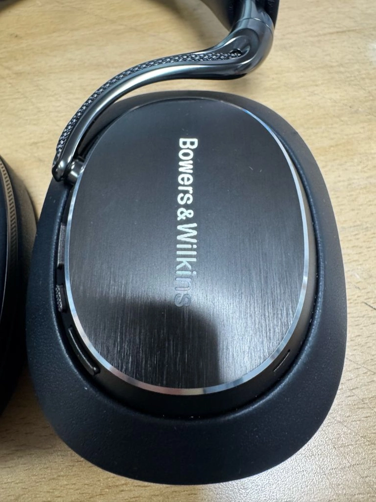 바워스앤윌킨스(Bowers & Wilkins) PX8 S2 헤드셋 판매합니다. 이미지