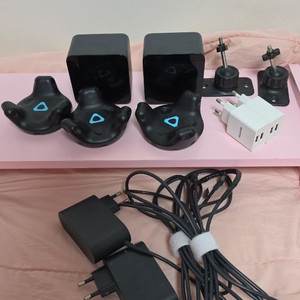 [트레커] HTC VIVE 트래커 2.0(3개) + 베이스스테이션 1.0(2개) 부품용/전투용 세트 이미지