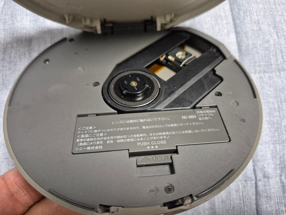 SONY D-EJ720 CHROME색상 정상작동품 판매합니다. 이미지
