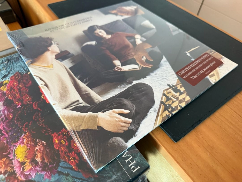 킹스 오브 컨비니언스의 2집 Riot on an Empty Street 미개봉 이미지