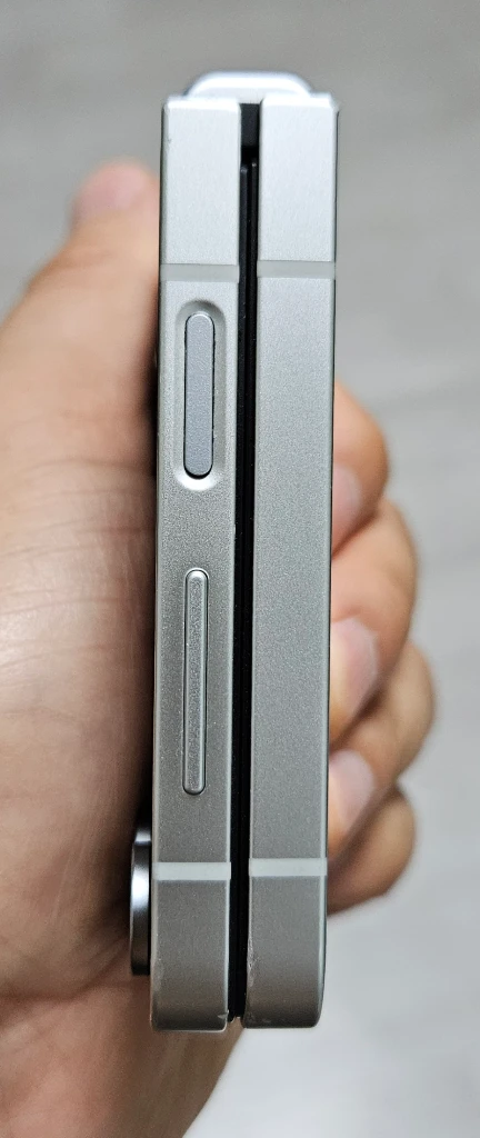 갤럭시 Z플립6 실버 256GB 싸게 팝니다. 이미지