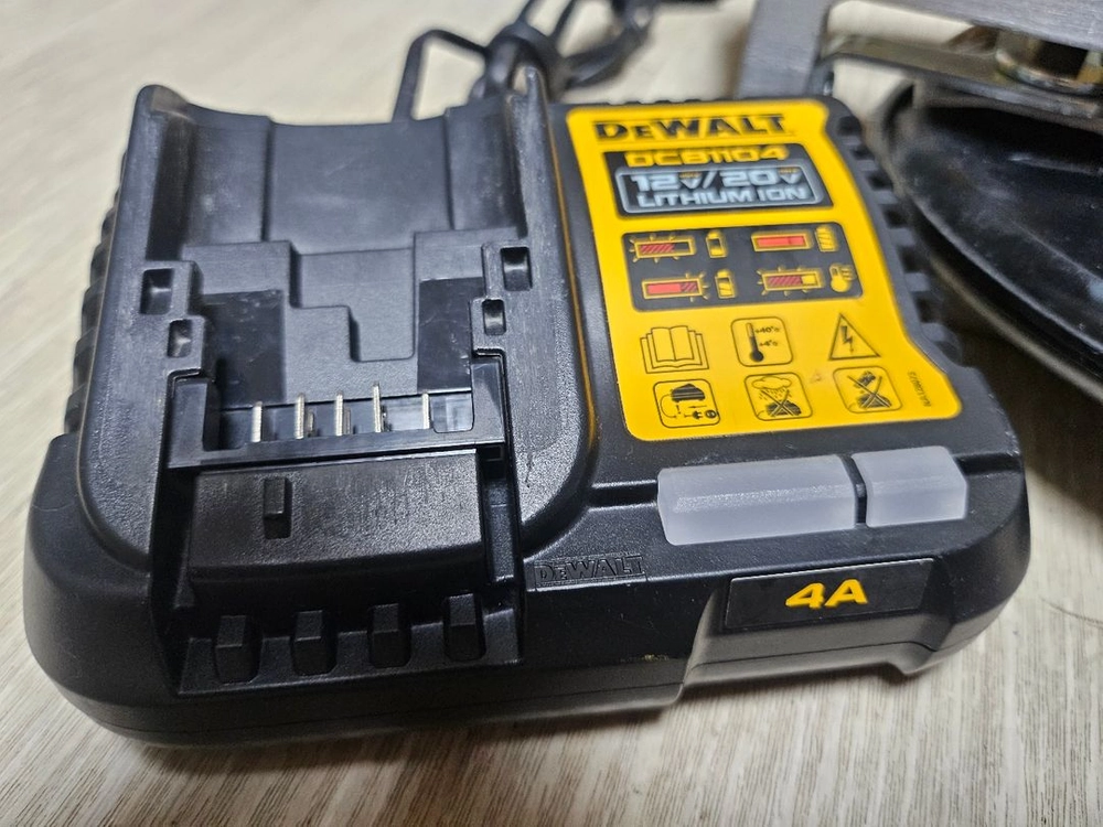 디월트 18V~20V 충전 6.5인치 원형톱 스킬 DCS391 세트 이미지