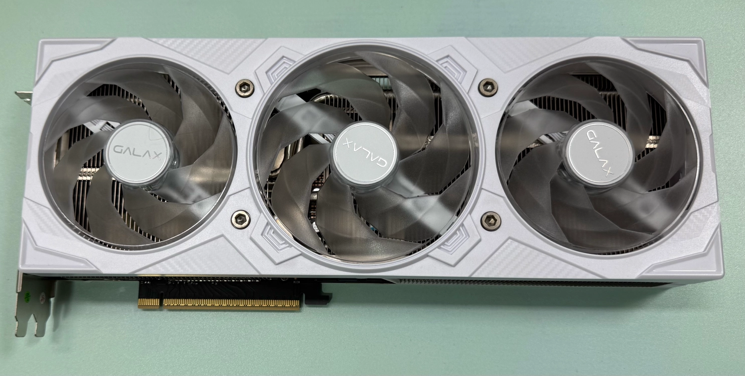 갤럭시 GALAX 지포스 RTX 5070 Ti EX GAMER WHITE OC D7 16GB 팝니다 이미지