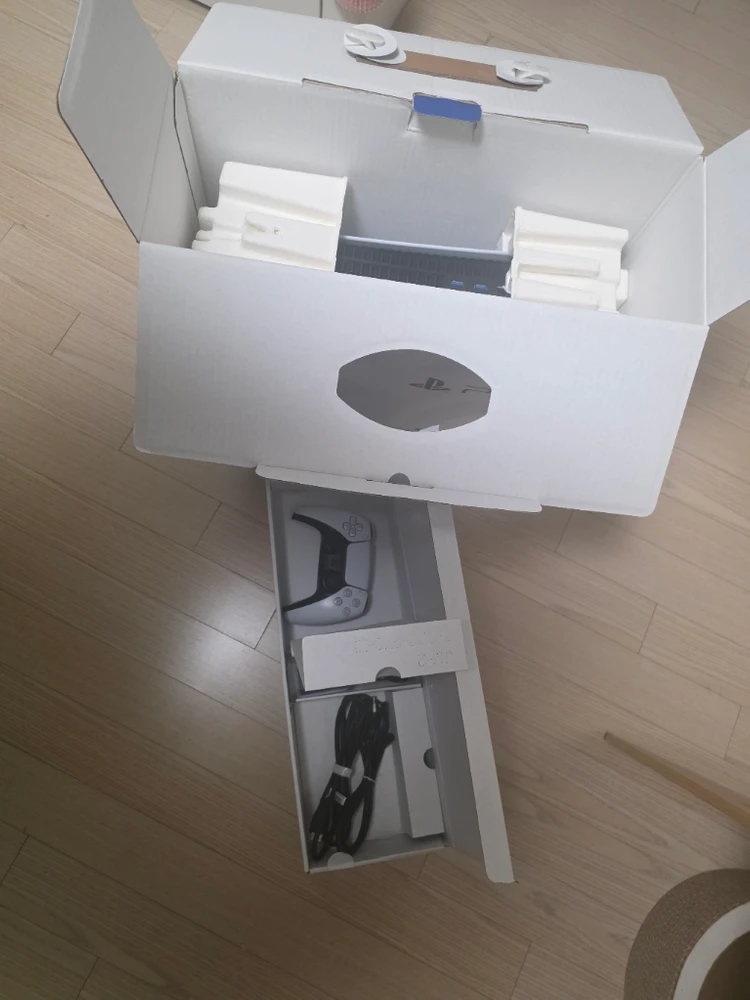 플레이스테이션5 ps5 디스크 에디션+무선충전거치대+사이버펑크2077 이미지