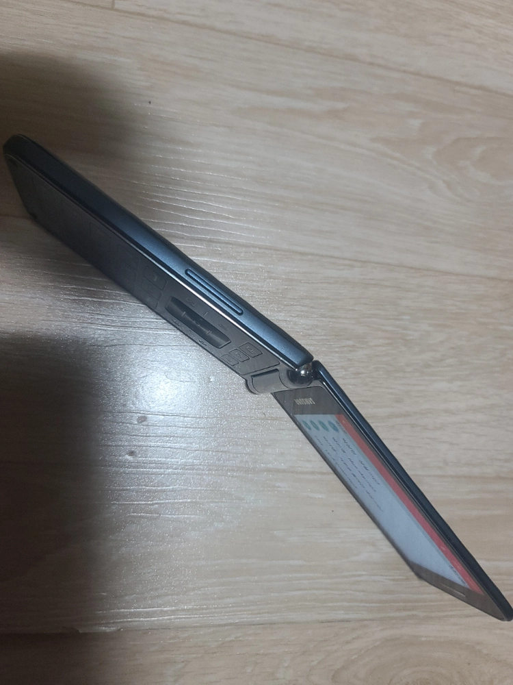 삼성 갤럭시 폴더폰 1 이미지