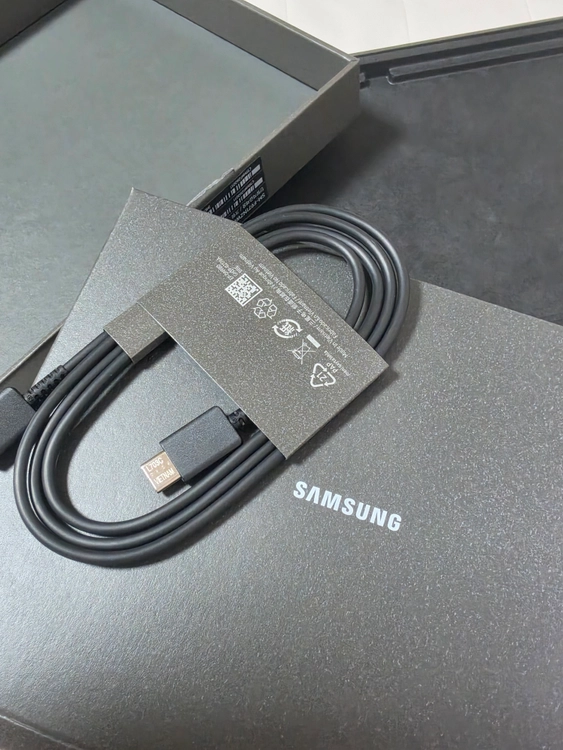 갤럭시 Z 폴드8 크림 512GB 자급제폰 풀박 이미지