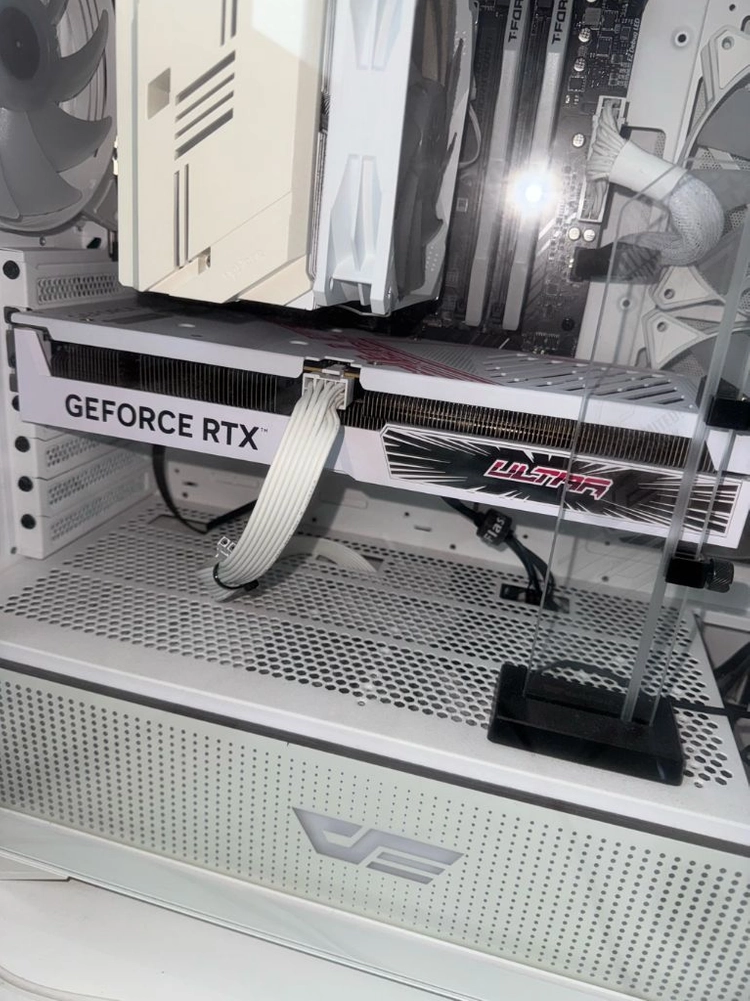 컬러풀 RTX 4060 Ti 그래픽카드 이미지