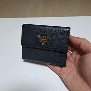 [100%/정품] 프라다 사피아노 메탈 로고 플랩 카드지갑 블랙, 프라다지갑,프라다카드지갑 이미지