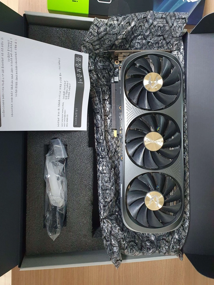RTX 4070 Ti 그래픽카드 이미지