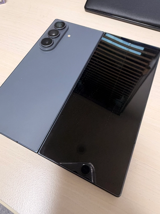 갤럭시 Z 폴드8 울트라 512GB 그라파이트 / 서브폰 사용 이미지