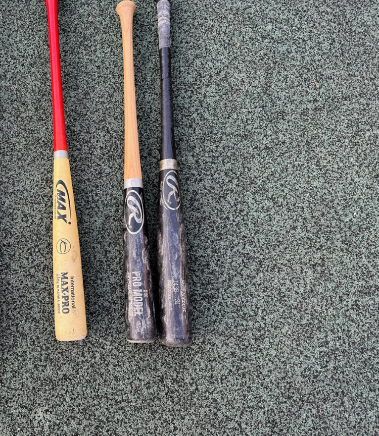 야구 나무 배트 이미지