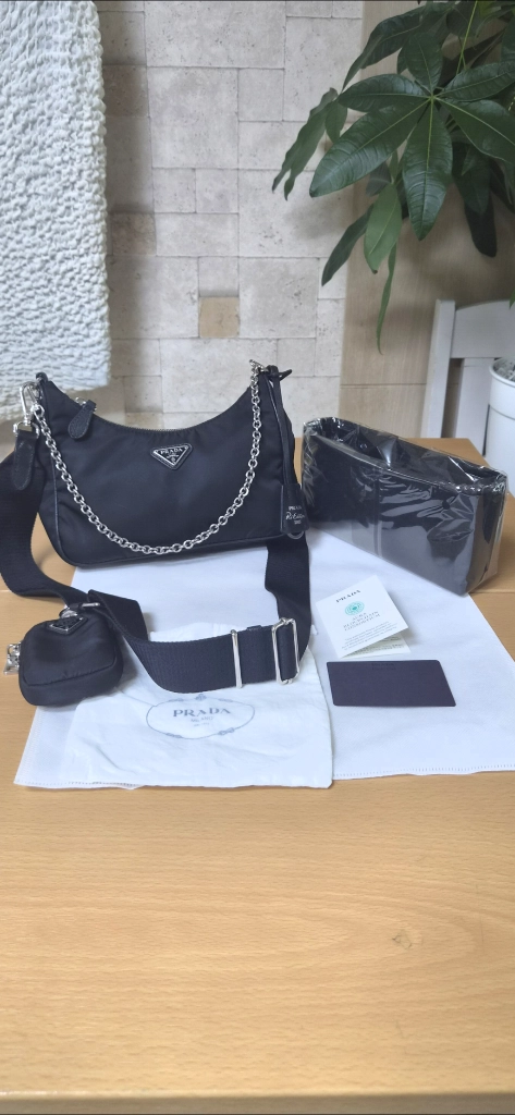 프라다 호보백/크로스백 리에디션 정품S급(감정O)구찌프라다루이비통디올고야드샤넬셀린느보테가생로랑발렌시아가버버리가방 이미지