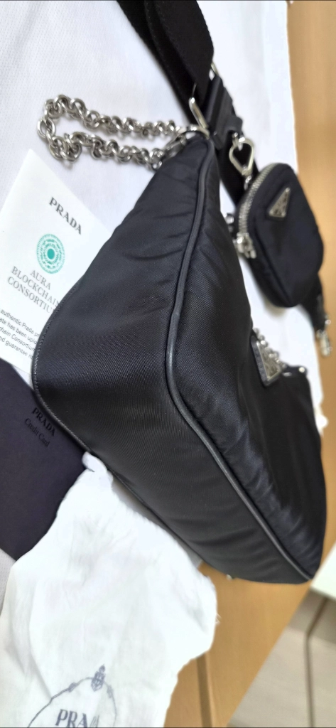 프라다 호보백/크로스백 리에디션 정품S급(감정O)구찌프라다루이비통디올고야드샤넬셀린느보테가생로랑발렌시아가버버리가방 이미지