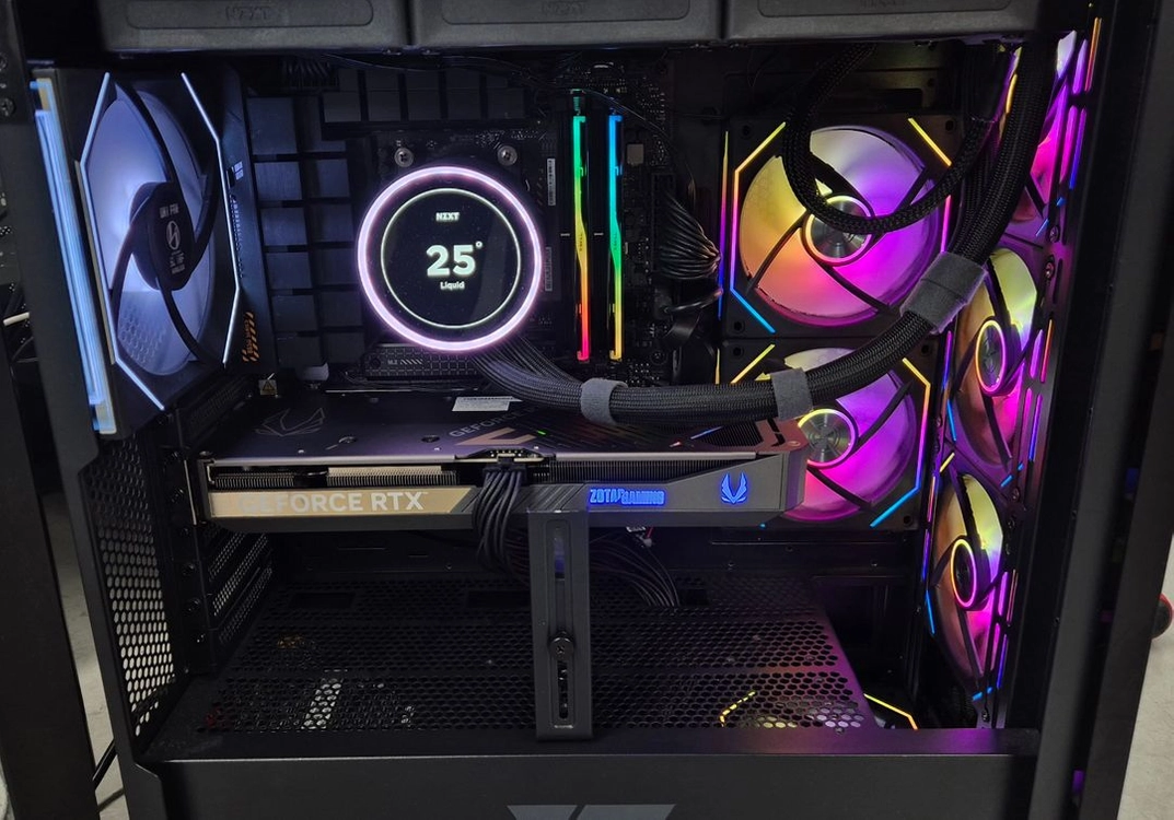 라이젠 7800X3D / 조택 RTX 5070 / 1TB SSD / 32GB 이미지