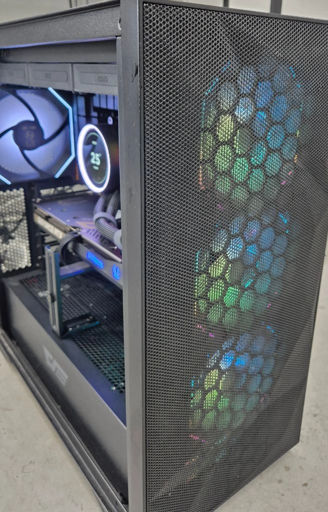 라이젠 7800X3D / 조택 RTX 5070 / 1TB SSD / 32GB 이미지