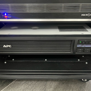 APC Smart-UPS SMT1500RM12U 무정전 전원 장치 이미지